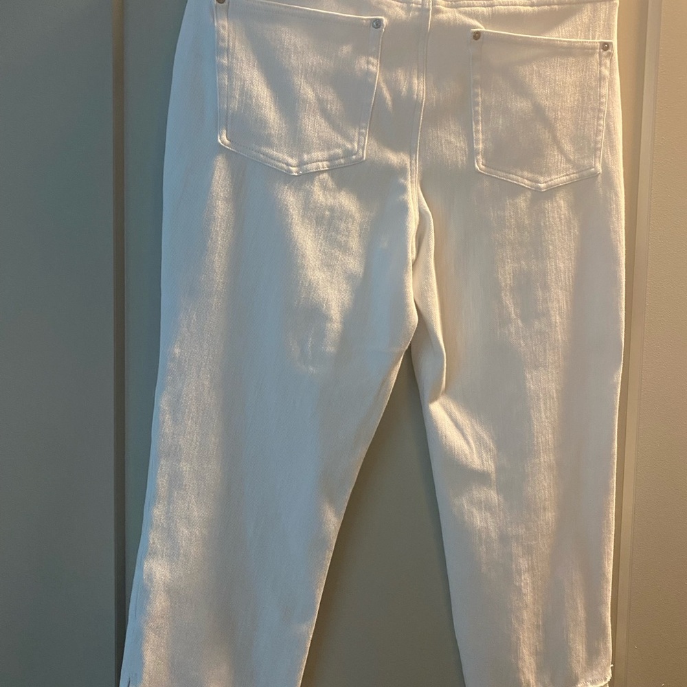 Chic white Cropped Pants - Picture 7 of 11